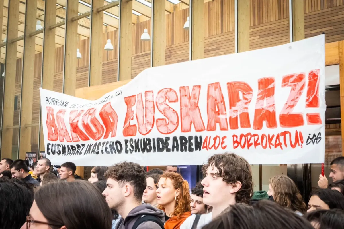IASek beharrezkotzat jo du "euskararen aurkako eraso politiko eta judizialei aurre egitea"