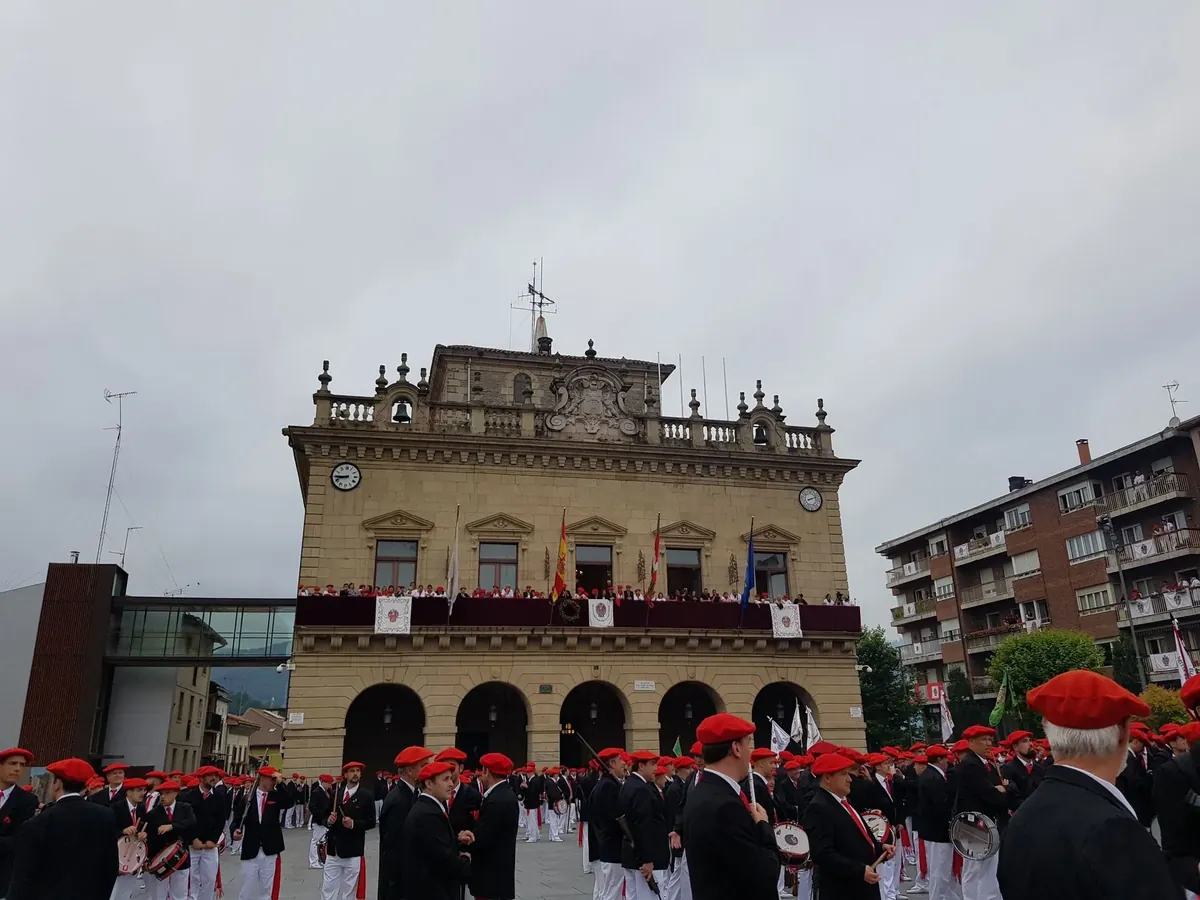 Irungo alarde baztertzaileak bere buruetako bat omendu du; eraso matxista bategatik ikerketapean dago