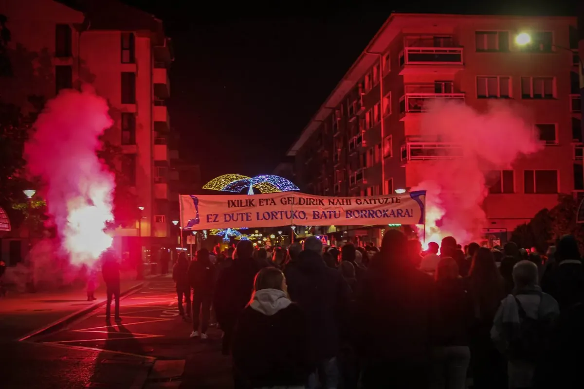 Voxek hainbat azpeitiarren aurka irekitako auzia artxiba dadila eskatu du epaileak