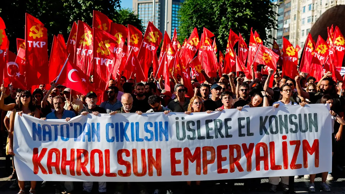 Ehunka atxilotu Turkian, NATOren aurkako protestetan
