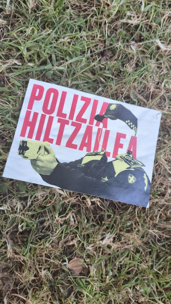Jazarpen poliziala Barakaldoko txosnagunean, 'Polizia hiltzailea' dioten pegata batzuengatik