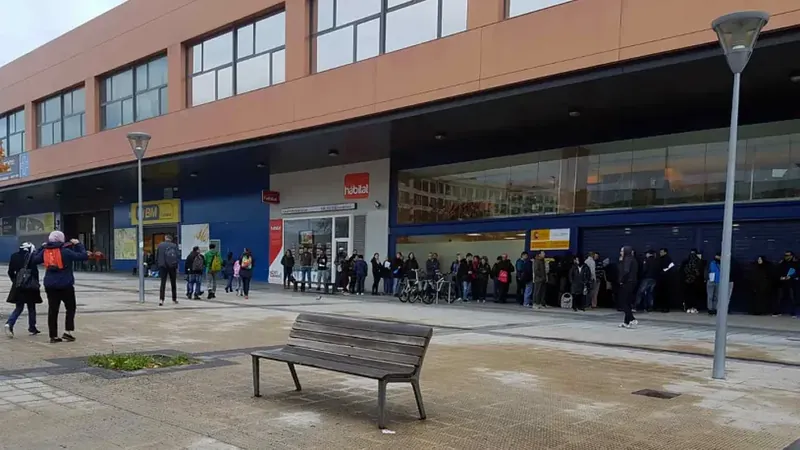 Diru truke etorkinei bizitoki-baimenak faltsutzen zizkien sare bat desegin dute Nafarroan