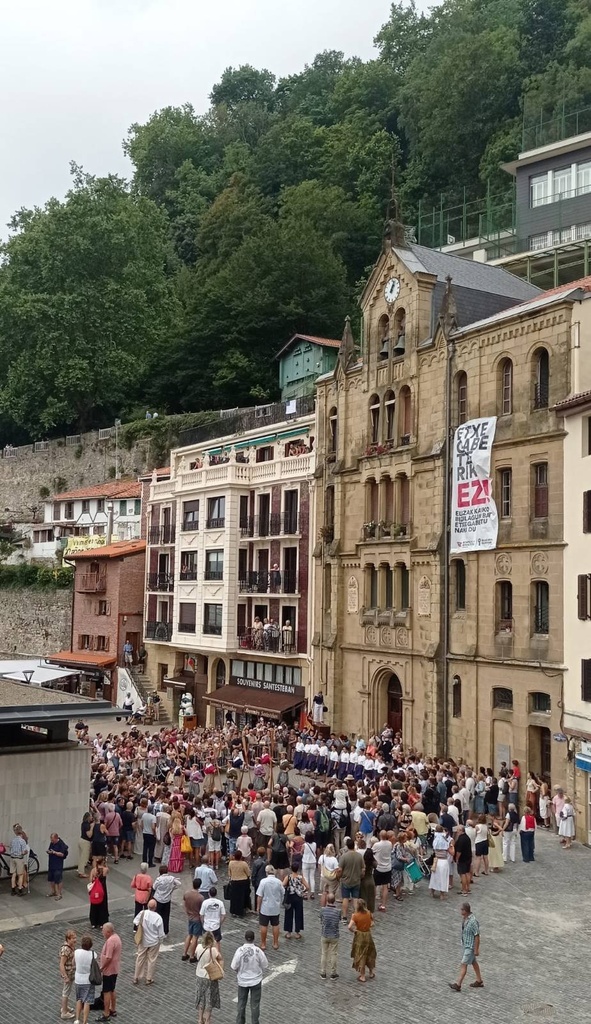 Donostiako kaian pertsona bat etxegabetu nahian segitzen du Elizak