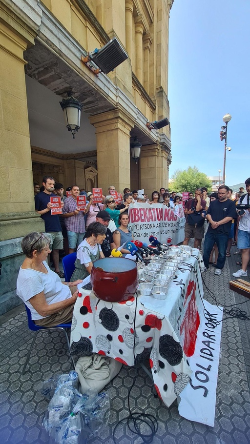 Donostiako KAS: "Debekuak ez du pertsonen gosea akabatuko"