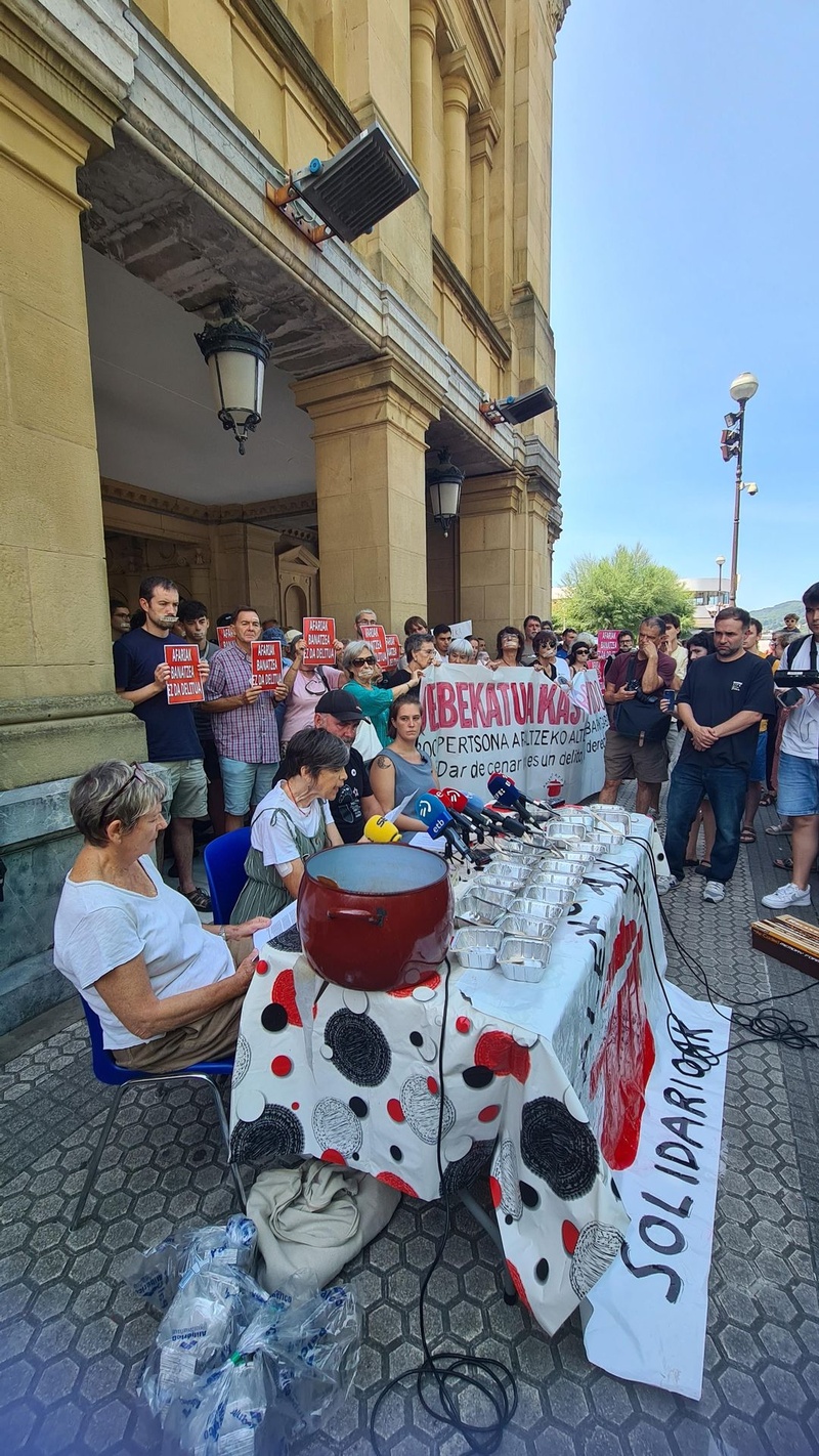 Donostiako KAS: "Debekuak ez du pertsonen gosea akabatuko"