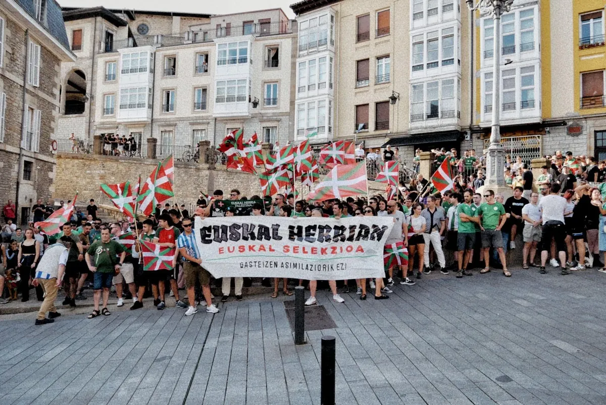 Sei lagun atxilotu dituzte Gasteizen, Euskal Selekzioaren aldeko protesta baten harira