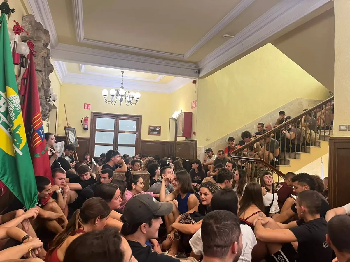 Gernikako Gaztetxeak berme guztiekin jarrai dezala exijitu du gazte andanak