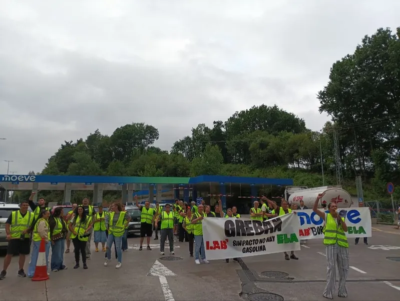 Gipuzkoako Moeve gasolindegietan, hirugarrenez egin dute greba asteburuan