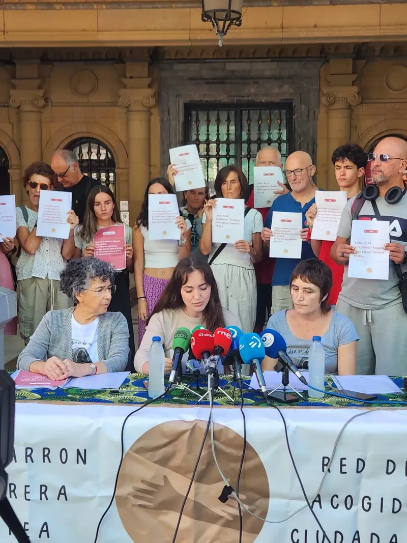 Donostiako Udala etxerik gabeko pertsonei jazartzen ari zaiela salatu du Harrera Sareak