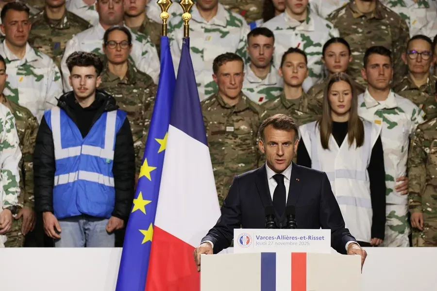 18 eta 19 urteko gazteentzako soldaduska "boluntarioa" berrezarri du Frantziak