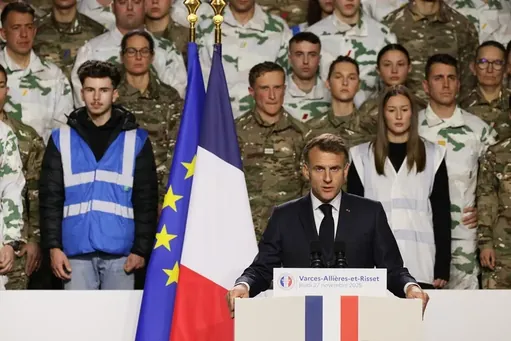 18 eta 19 urteko gazteentzako soldaduska "boluntarioa" berrezarri du Frantziak