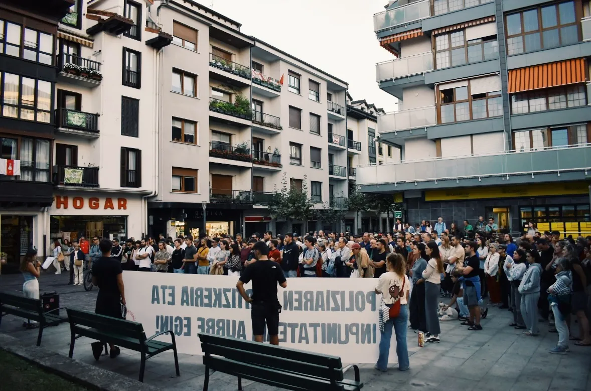 Polizien jarrera bortitza eta inpunitatea salatu dituzte Hondarribian