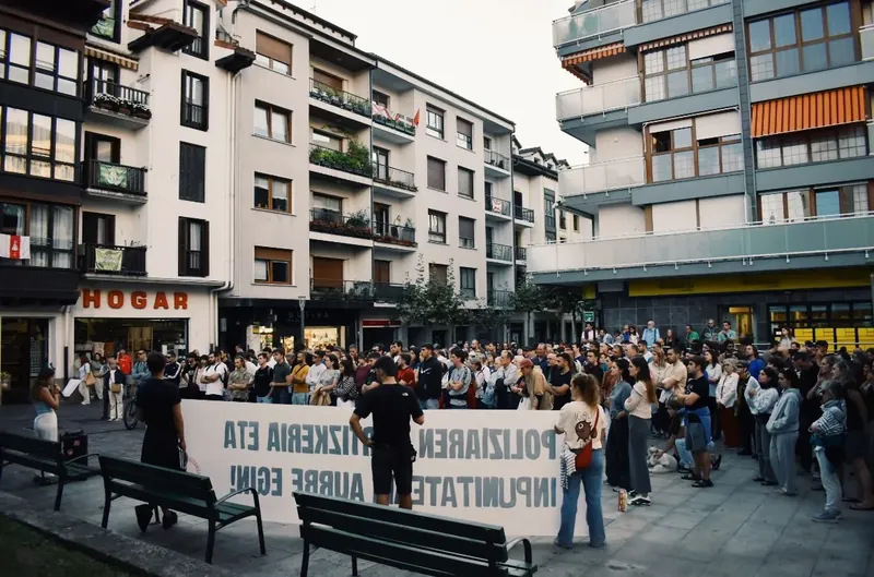 Polizien jarrera bortitza eta inpunitatea salatu dituzte Hondarribian