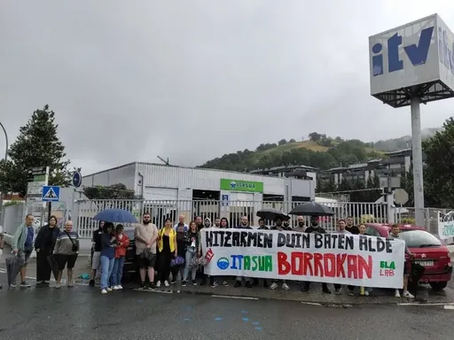 Mobilizazioekin jarraituko dute Bergarako eta Zarauzko IATko langileek, ia 70 greba-egunen ondoren