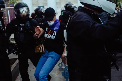 Milaka lagunek kaleak hartu dituzte Frantzian, poliziek hiltzeko eskubidea edukitzearen aurka
