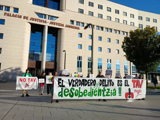 Bi pertsona epaitu dituzte Iruñean, AHTaren aurkako margoketa batzuengatik