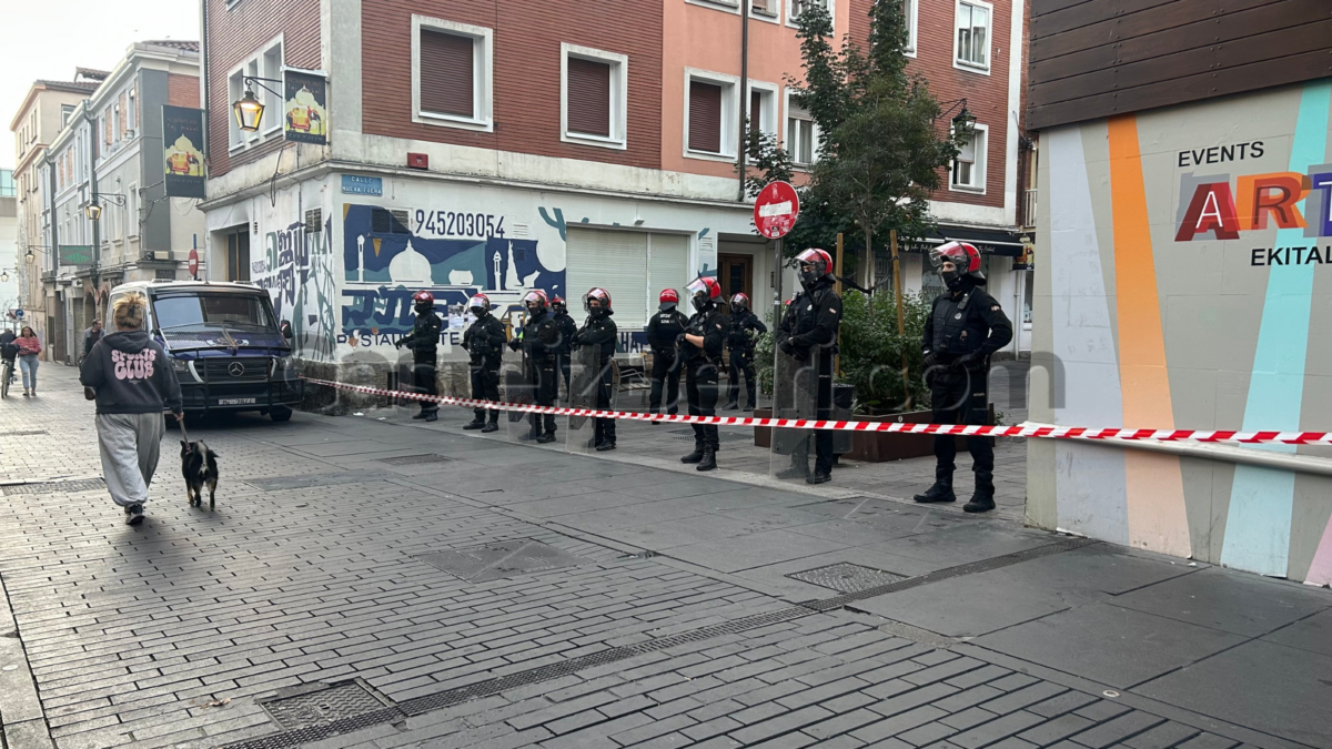 Beste familia baten etxegabetze bortitza Gasteizko Alde Zaharrean, adingabeak tartean