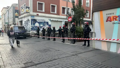Beste familia baten etxegabetze bortitza Gasteizko Alde Zaharrean, adingabeak tartean