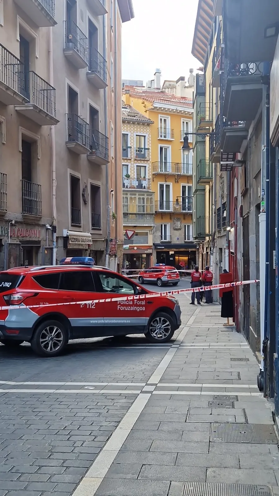 Emakume bat suzko arma batekin mehatxatu du bere bikotekideak Iruñean