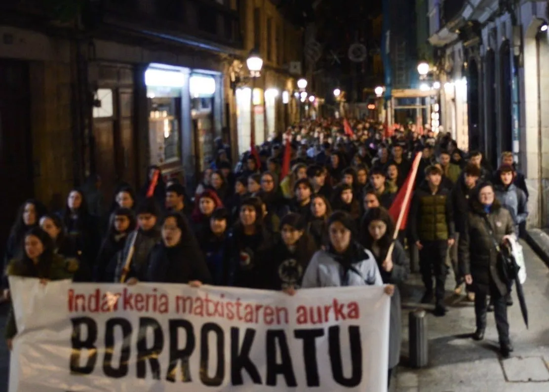 Muskizen emakume bati bikotekideak emandako tratu txarrak: erredurak, kuterrarekin "puta" markatzea eta bahiketak
