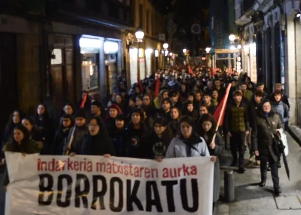 Muskizen emakume bati bikotekideak emandako tratu txarrak: erredurak, kuterrarekin "puta" markatzea eta bahiketak