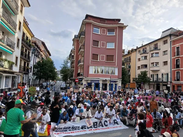 Babacarren erailketa salatzeko, Hondarribiko kaleak hartu dituzte bigarrenez