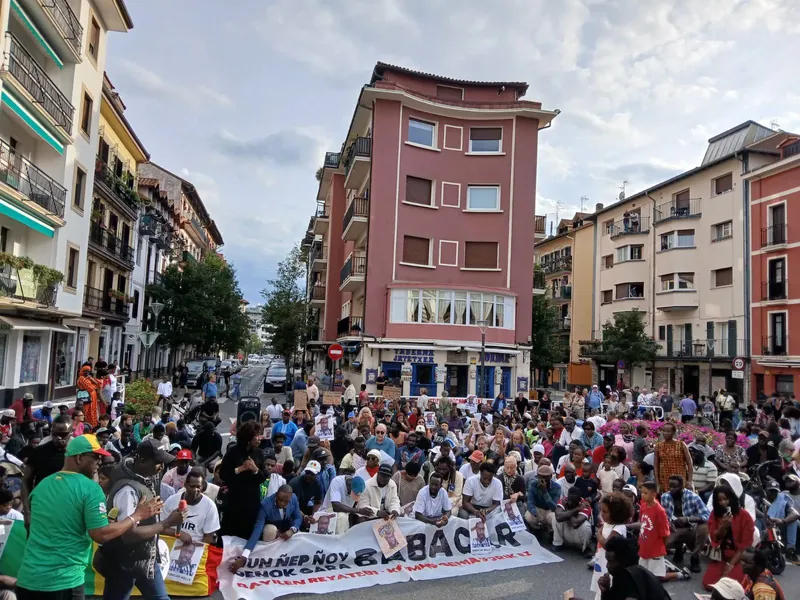 Babacarren erailketa salatzeko, Hondarribiko kaleak hartu dituzte bigarrenez