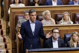 Sanchez hauteskundeak aurreratzeko prestatzen ari da, etxebizitzari begira eta ezkerra minimoetan egonik