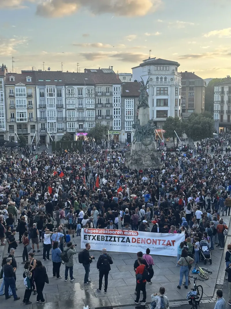 Gasteizen izan diren etxegabetzeen kontra mobilizatzera deitu du bertako Etxebizitza Sindikatu Sozialistak