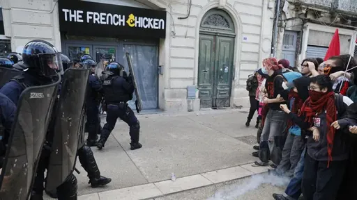 Nerabe batek eskua galdu du Frantzian, ikasle-mobilizazio batean Poliziak granada batekin jota