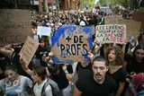 Klaseak bertan behera utzi dituzte gaur Frantziako ehunka institututan
