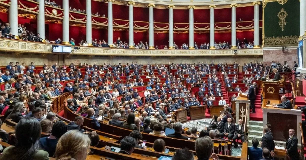 Frantziako Konstituzioa aldatzeko eta hizkuntza gutxituen estatus legala aldatzeko proposamena egin dute