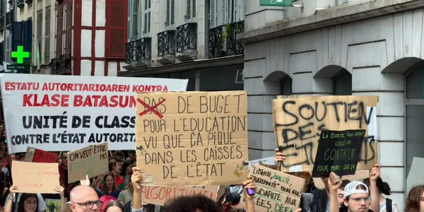 Ehunka ikaslek egin dute protesta Angelun eta Baionan