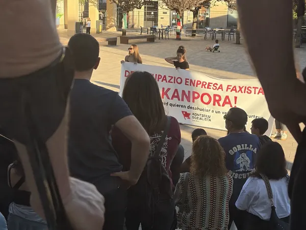 Irurtzungo bizilagun bat desokupazio-enpresa baten aldetik jasaten ari den jazarpena salatu dute