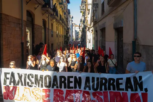 Faxismoaren aurrean, klase-batasuna aldarrikatu du jendetzak Iruñean
