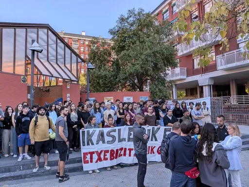 Miguel de Unamunoko hezkuntza-komunitateak salatu du etxegabetze arriskuan daudela sei ikasle