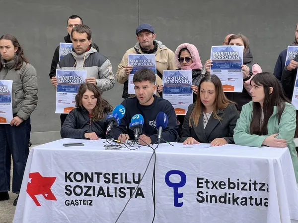 La Caixaren eta putre-funts baten jardun espekulatiboa salatu dute Gasteizko Mariturriko bizilagunek