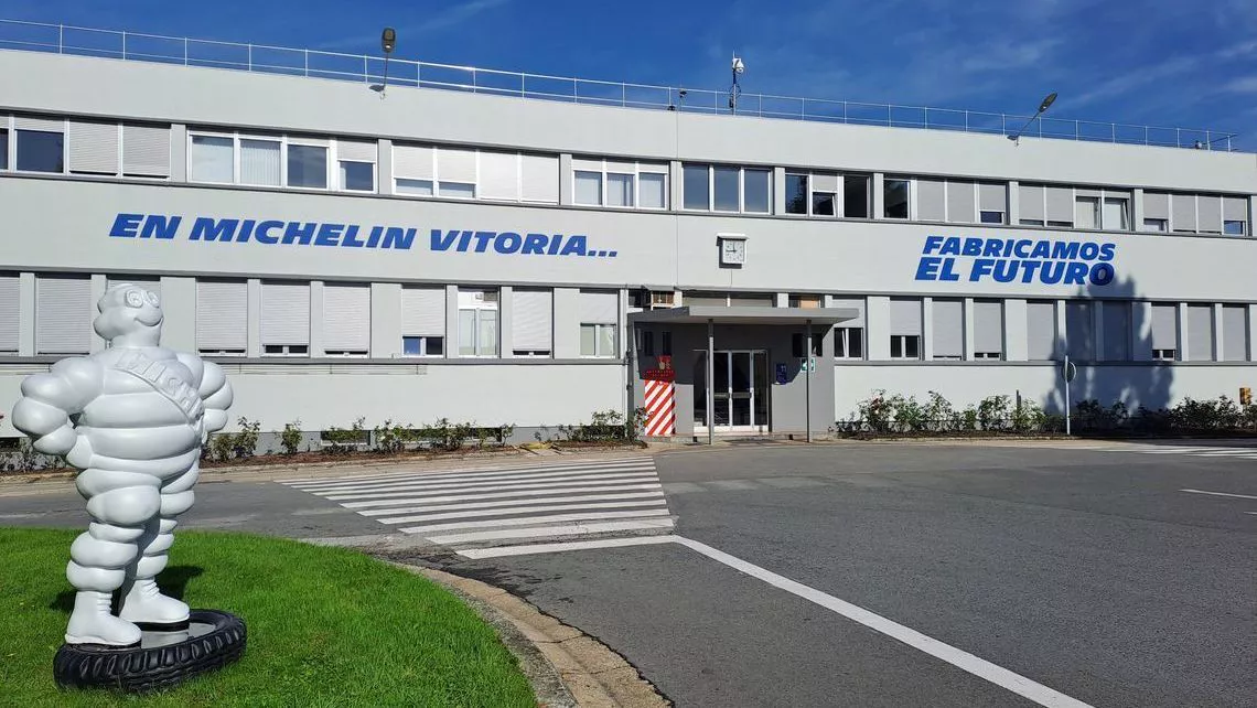 Michelineko buruak dio ez dagoela bermatuta lau lantegiek aurrera jarraituko ote duten 10 urteren ondoren
