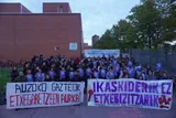 Elkartasun-argazkia ostiraleko etxegabetzearen kontra eta Gasteizko Udalari etxebizitza-alternatiba exijituz