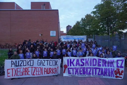 Elkartasun-argazkia ostiraleko etxegabetzearen kontra eta Gasteizko Udalari etxebizitza-alternatiba exijituz