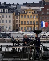 Macronek biharko manifestazioak debekatzeko "gomendatu" die prefekturei