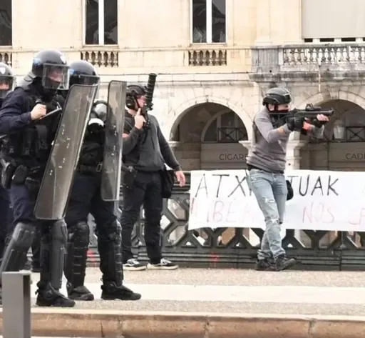'Bigarren Ekinaldia' Baionan (I): milaka lagun bizitzaren garestitzearen aurka, polizien eta faxisten kargak, eta hamaika atxilotu