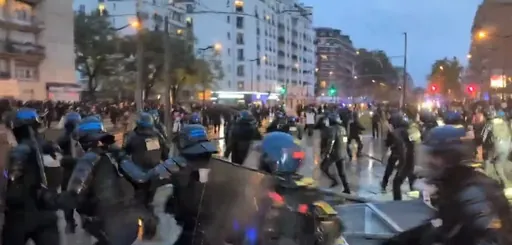 'Bigarren Ekinaldia' Frantziako Estatuan (II): ehunka milaka lagunek aurre egin diete debekuei eta Poliziaren bortizkeriari